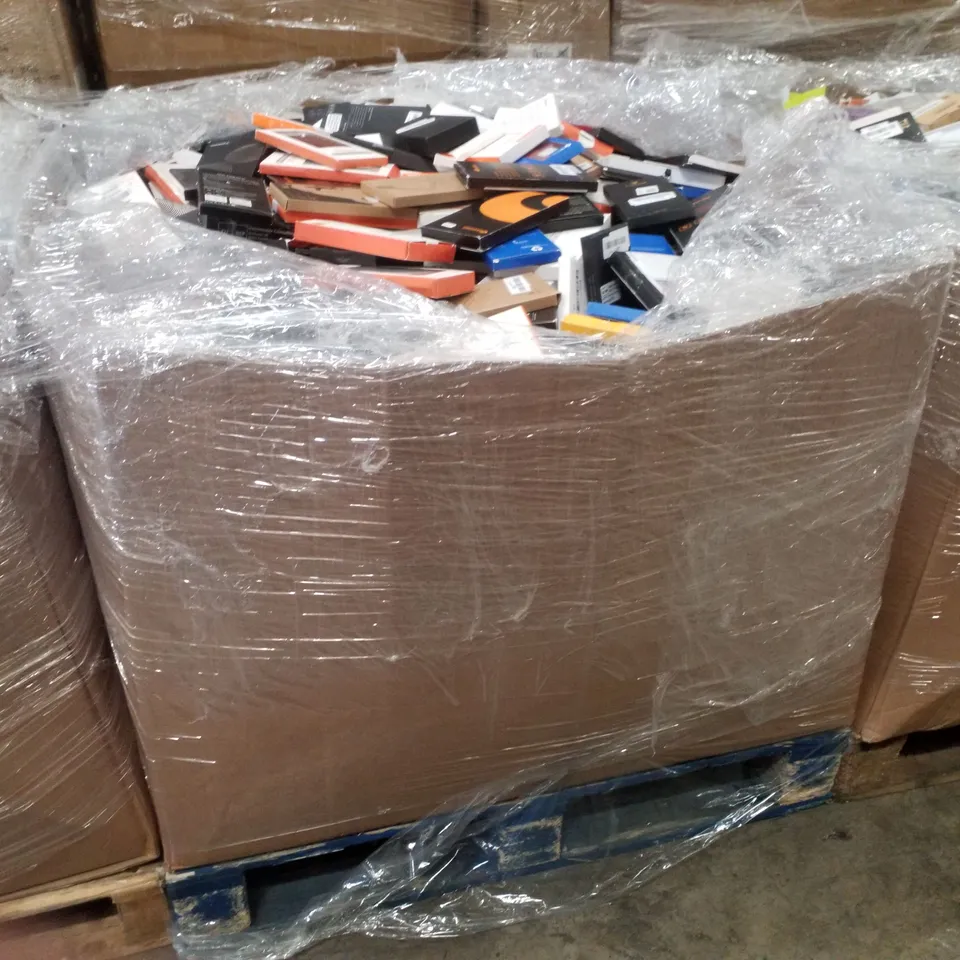 PALLET CONTAINING LARGE QUANTITY OF ASSORTED PHONE CASES