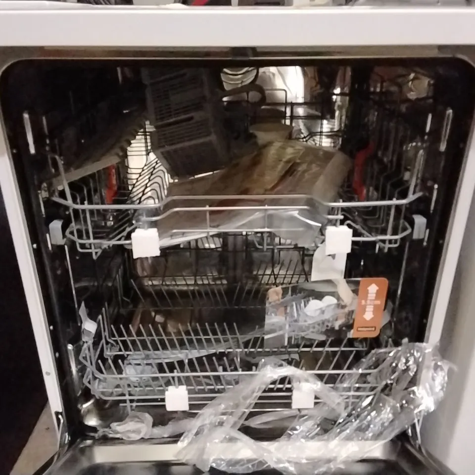 HOTPOINT FREESTANDING FULL SIZE DISHWASHER WITH RAPID WASH