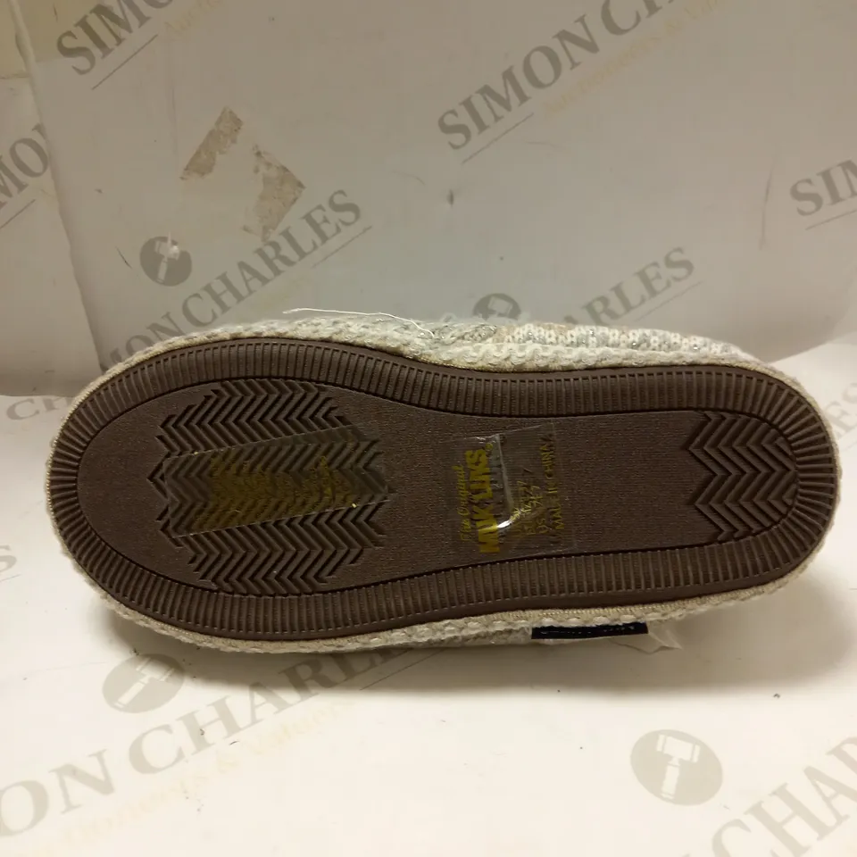 MUK LUKS MAGDALANA IVORY SNOWFLAKE SLIPPERS - SIZE 5