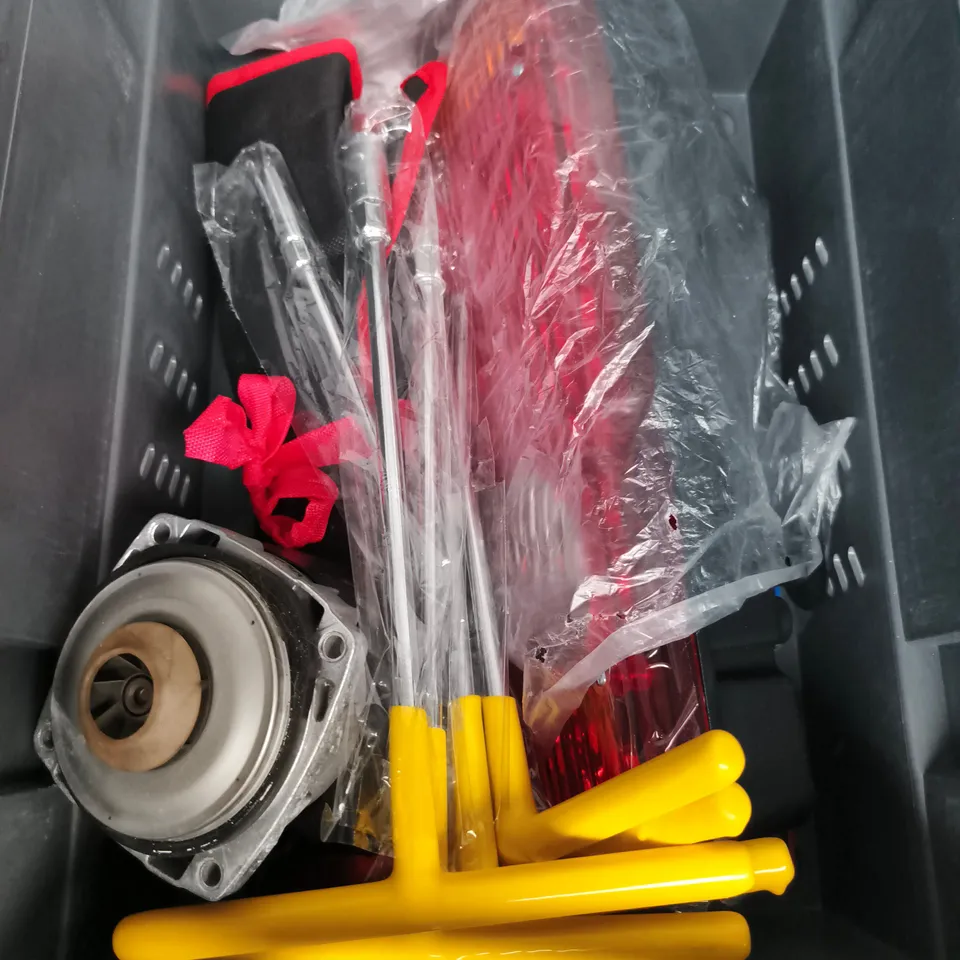 APPROXIMATELY 5 ASSORTED VEHICLE PARTS AND ACCESSORIES TO INCLUDE TOOL SET, LIGHT UNIT ETC 