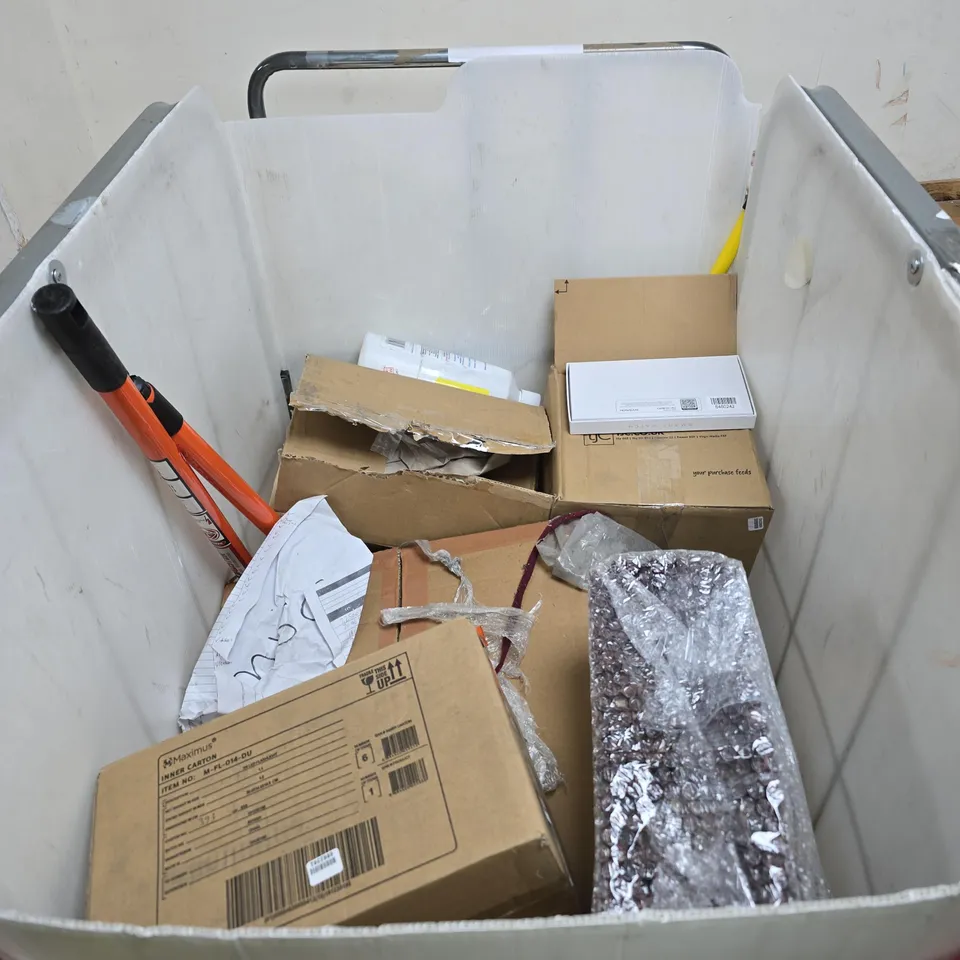 CAGE OF APPROXIMATELY 15 ASSORTED ITEMS TO INCLUDE: WICKER STYLE HANDBAG 