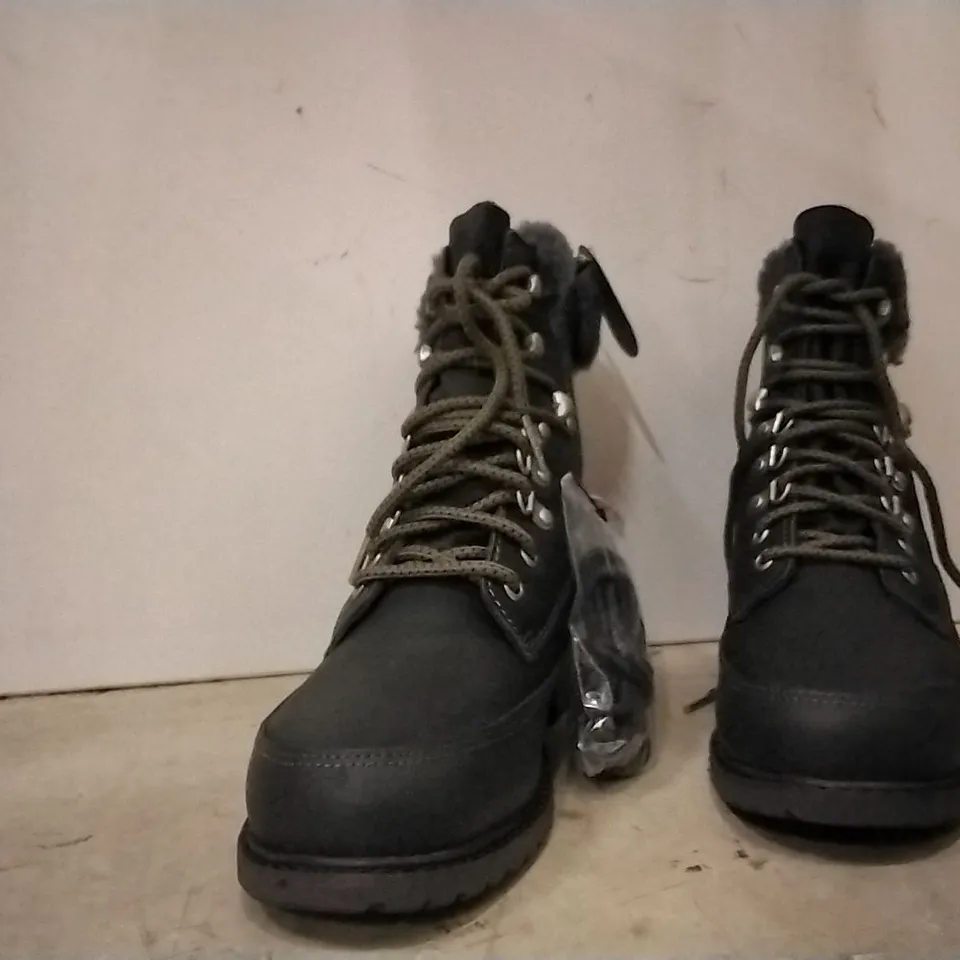 BOXED EMU AUSTRALIA UNISEX BOOTS , GREY , SIZE UK 5 , 4 PAIRS 