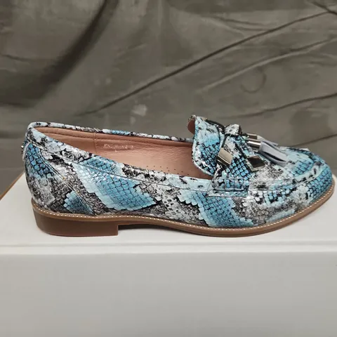 BOXED PAIR OF MODA IN PELLE TASSLE LOAFERS - UK SIZE 7
