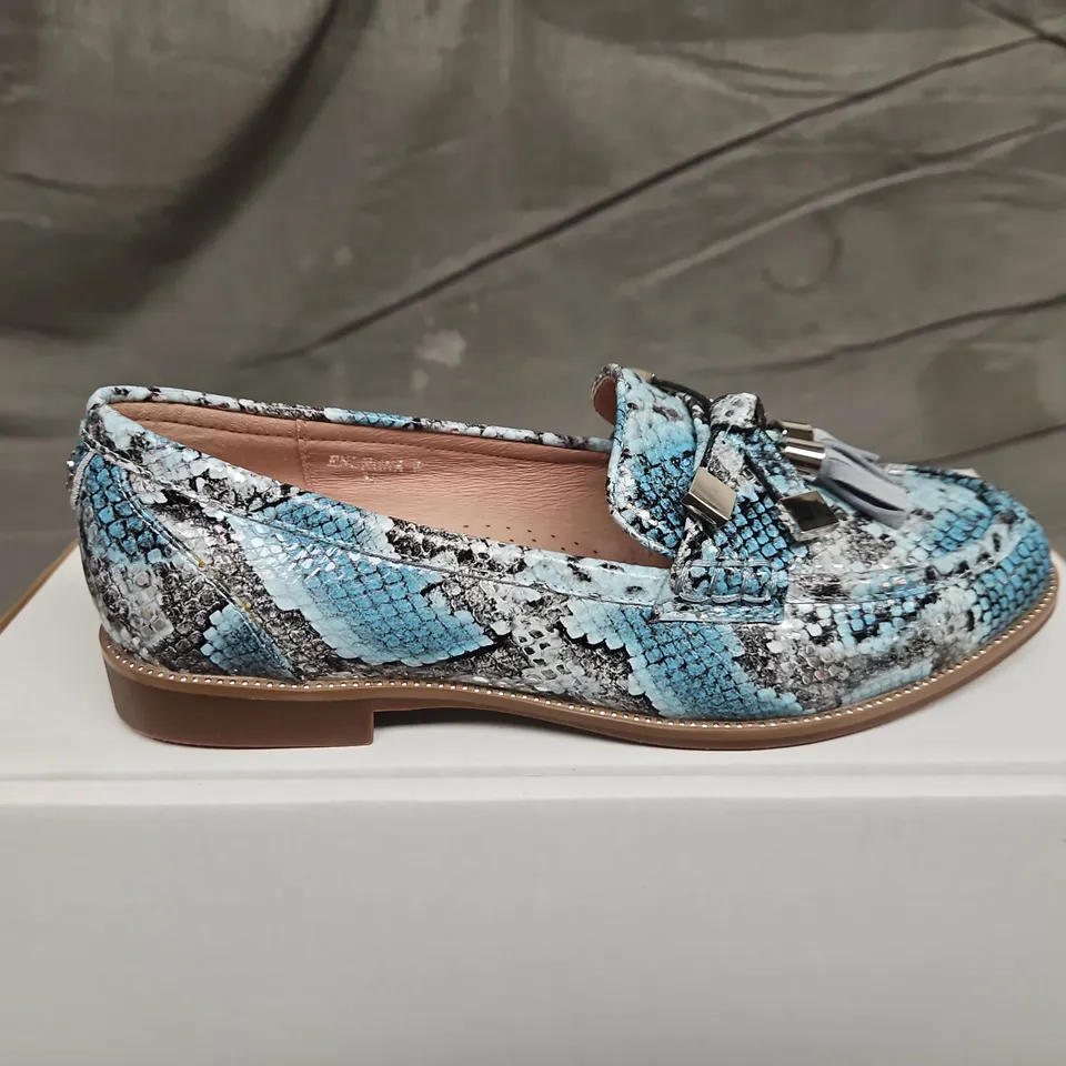 BOXED PAIR OF MODA IN PELLE TASSLE LOAFERS - UK SIZE 7