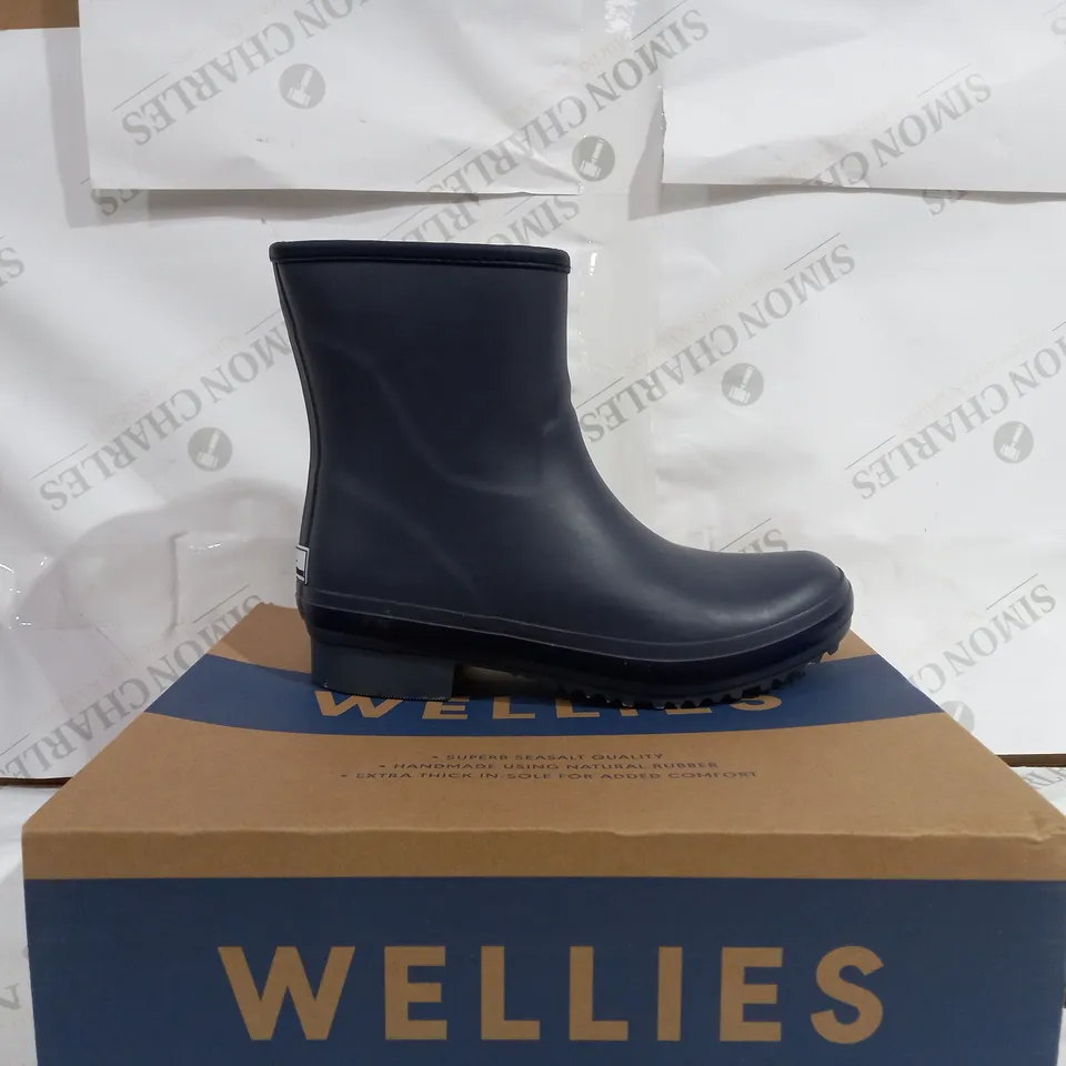 PAIR OF WELLIES IN NAVY BLUE  - UK SIZE 5