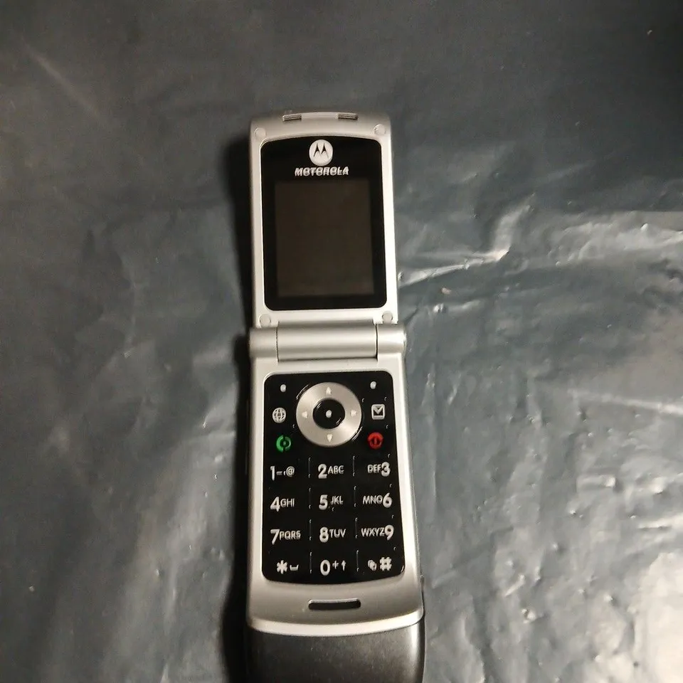 MOTOROLA W377 FLIP PHONE