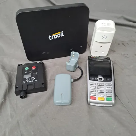 APPROXIMATELY 15 ASSORTED ELECTRICAL PRODUCTS & ACCESSORIES TO INCLUDE NETWORK CABLES, EXTENDER, CARD PAYMENT MACHINE ETC 