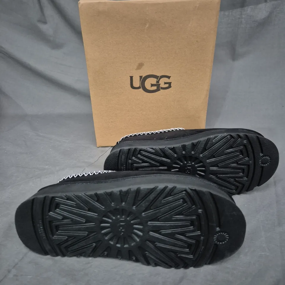 BOXED PAIR OF UGG DAKOTA BLACK LOW UK 7 