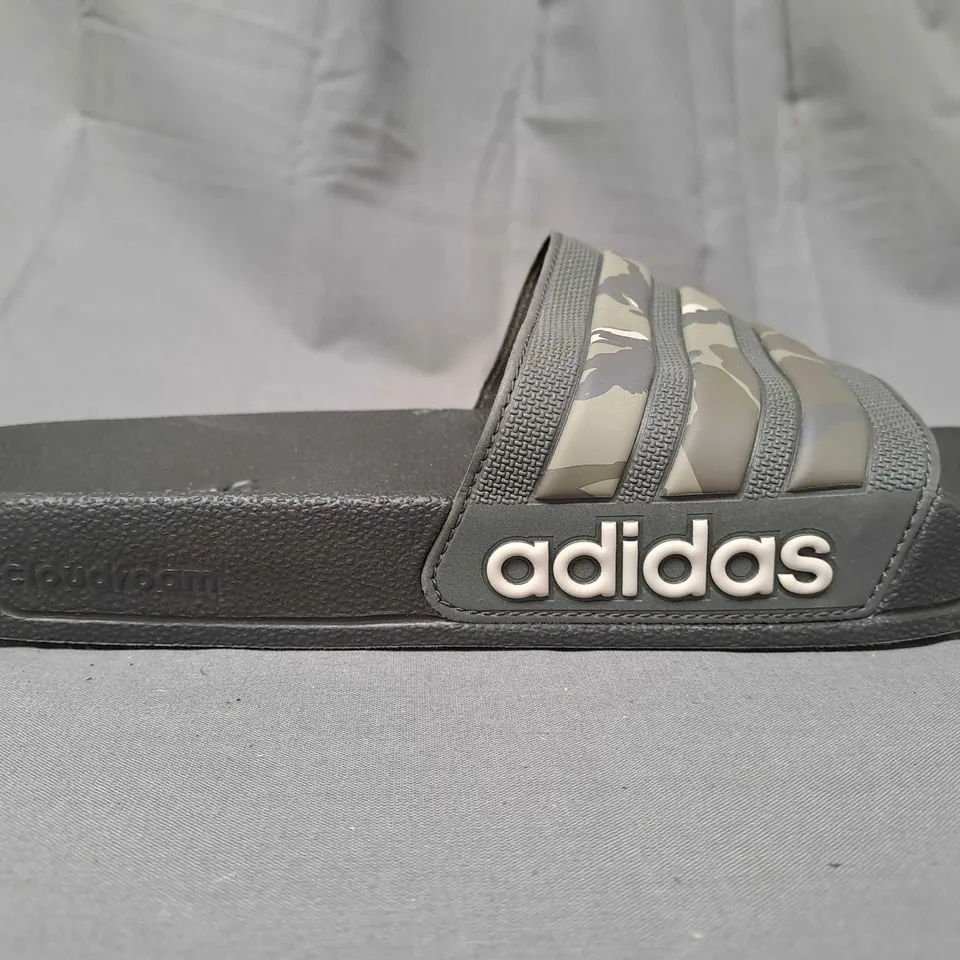 PAIR OF ADIDAS SLIDERS IN BLACK/CAMO UK SIZE 9