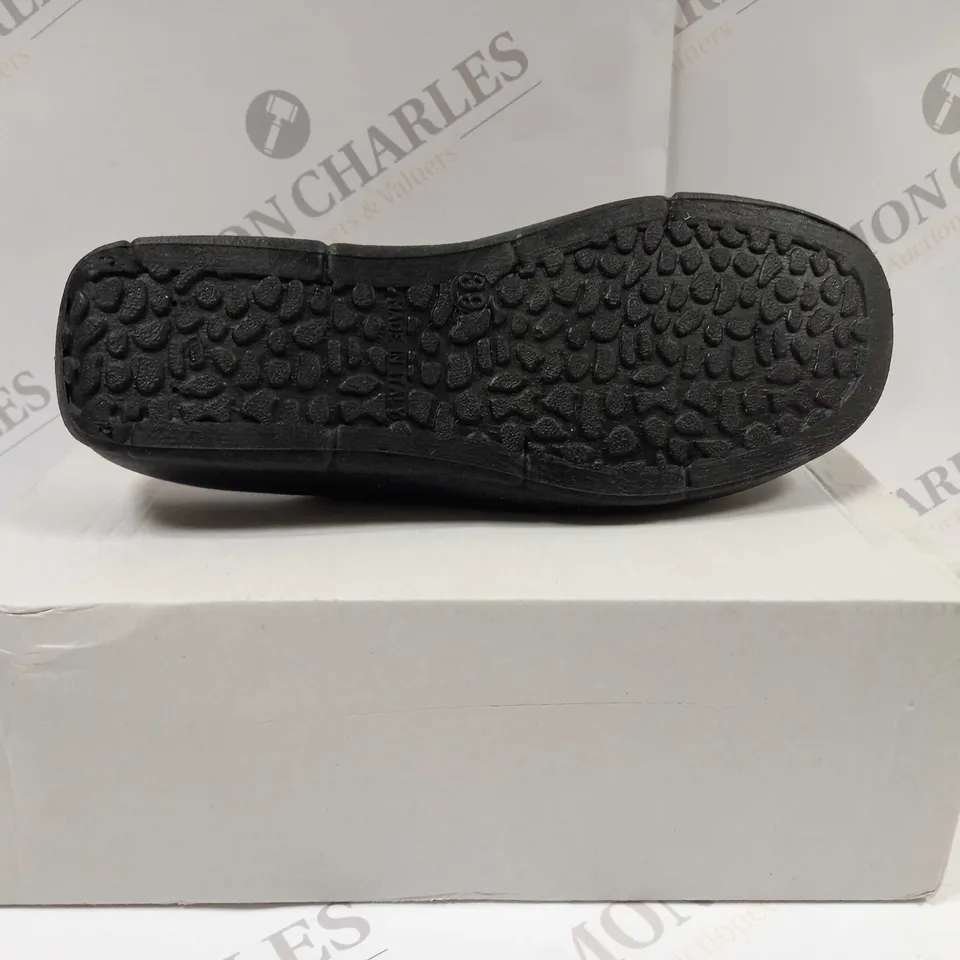 BOXED PAIR OF DEK CLOSED TOE MULES CLOGS IN BLACK UK SIZE 6