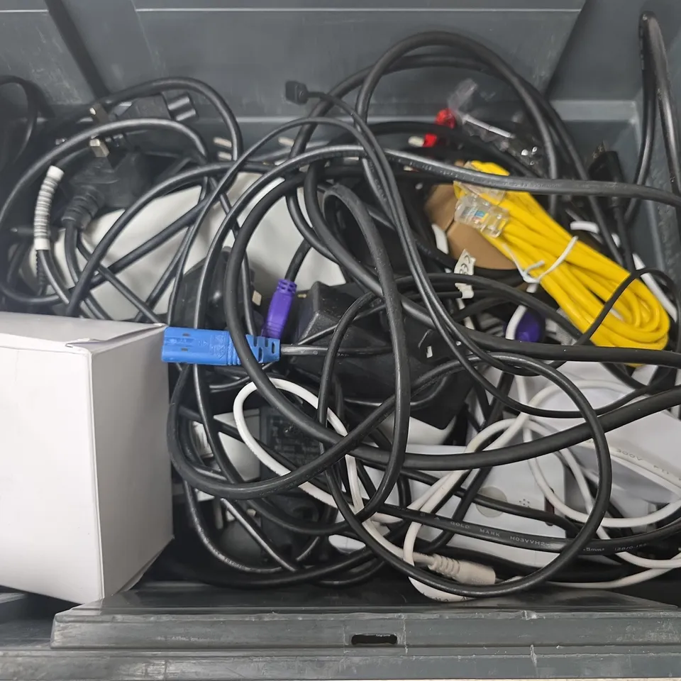 APPROXIMATELY 12 ASSORTED HOUSEHOLD ITEMS TO INCLUDE POWER CABLES, ROUTER, ETC
