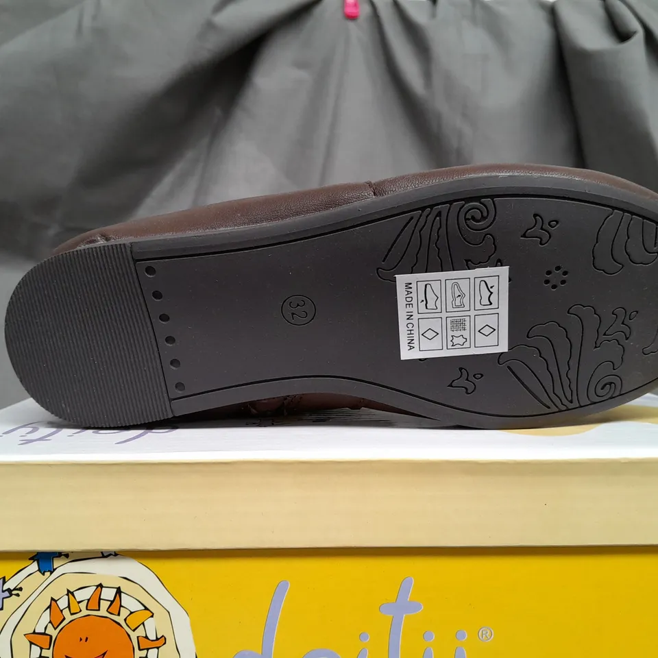 BOX OF APPROX 16 DEITY JUNIOR BROWN OPEN TOP SHOES IN VARIOUS SIZES