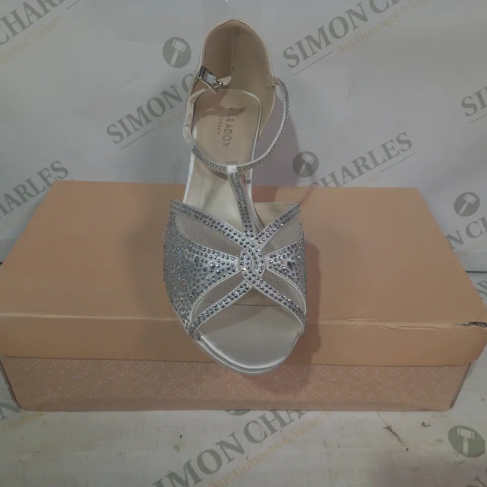 BOXED PAIR OF PARADOX LONDON NORA WIDE FIT OPEN TOE HEELS IN SATIN IVORY W. JEWEL EFFECT EU SIZE 39