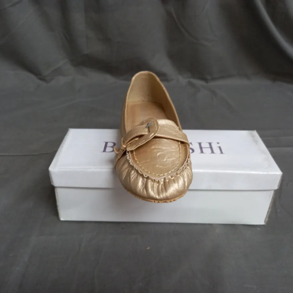 APPROXIMATELY 10 BOXED PAIR OF GOLD FLAT SLIP ON SHOES IN VARIOUS SIZES TO INCLUDE SIZE 40EU 