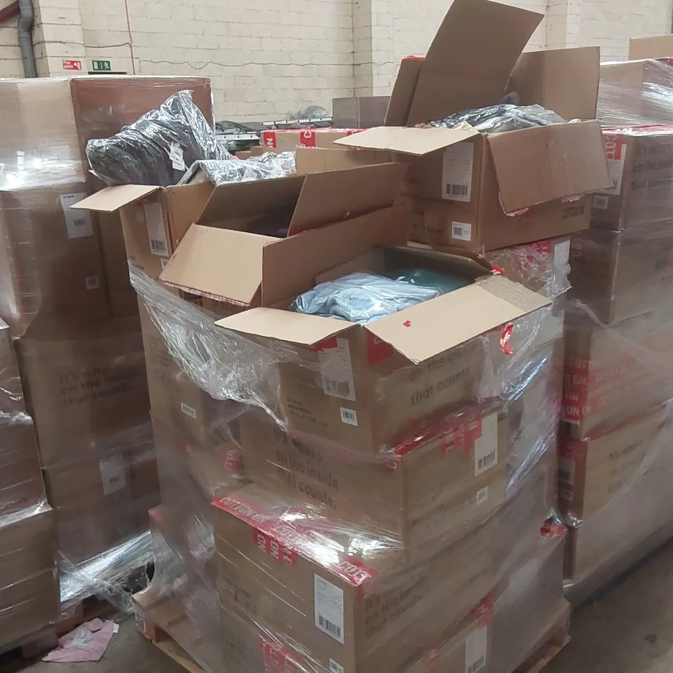 PALLET CONTAINING A VERY LARGE QUANTITY OF BRAND NEW ASSORTED CLOTHING INCLUDING: JUMPERS, JEANS, BIKINIS, T-SHIRTS, TROUSERS ECT