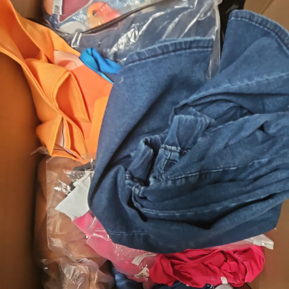 APPROXIMATELY 20 ASSORTED CLOTHING PRODUCTS IN VARIOUS STYLES & SIZES TO INCLUDE JUMPERS, T-SHIRTS, DRESSES ETC