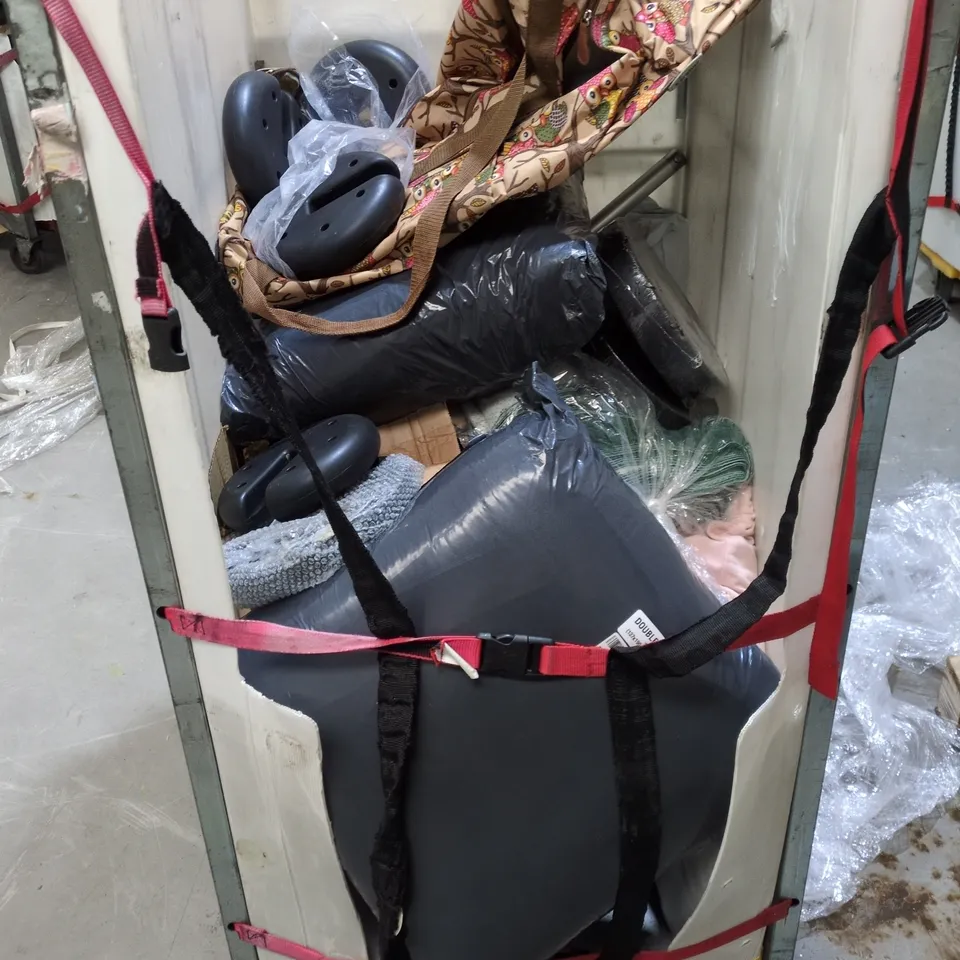 CAGE OF APPROXIMATELY 15 ASSORTED HOUSEHOLD ITEMS TO INCLUDE - PAIR OF PILLOWS  , GYM WEIGHTS , ETC - COLLECTION ONLY