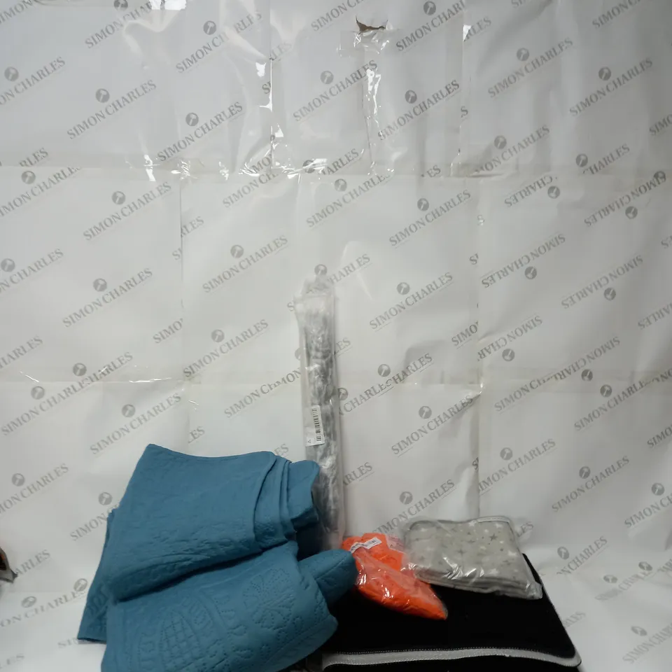 BOX OF ASSORTED HOUSEHOLD ITEMS TO INCLUDE COVERS, PILLOWS, WELCOME MATS ETC 