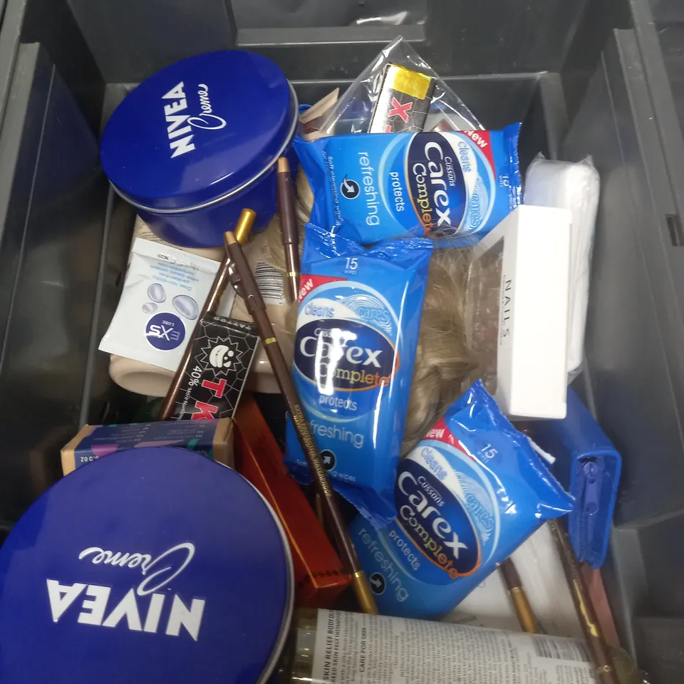 APPROXIMATELY 20 ASSORTED COSMETIC PRODUCTS TO INCLUDE L'OREAL HAIR COLOUR, NIVEA CREAM AND VOLTAROL GEL