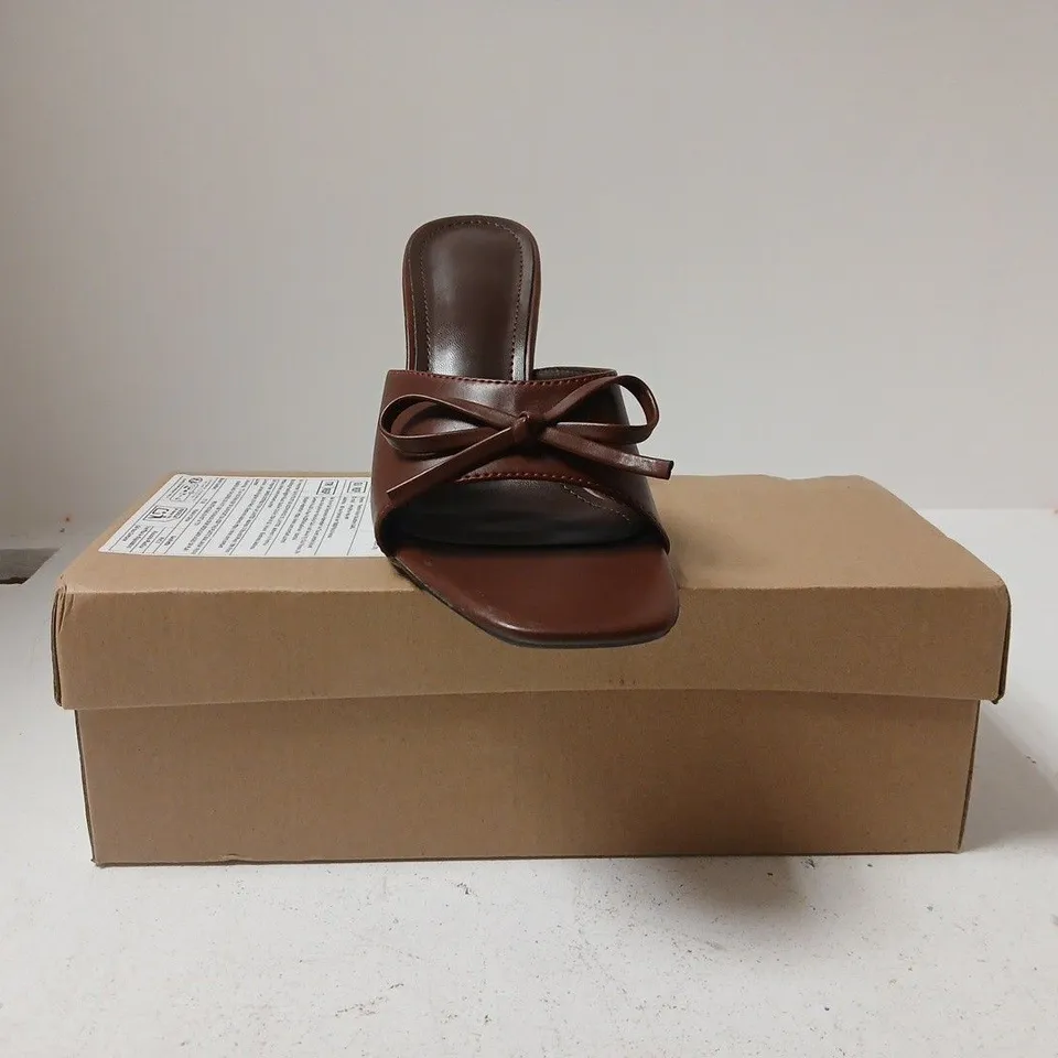 BOXED PAIR OF UNBRANDED OPEN TOE HEELS IN CHOCOLATE SIZE EU 38