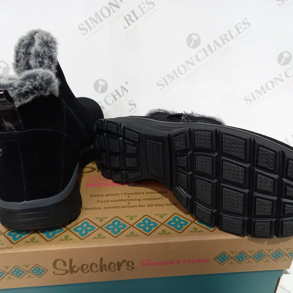 BOXED PAIR OF SKECHERS SIZE 7 