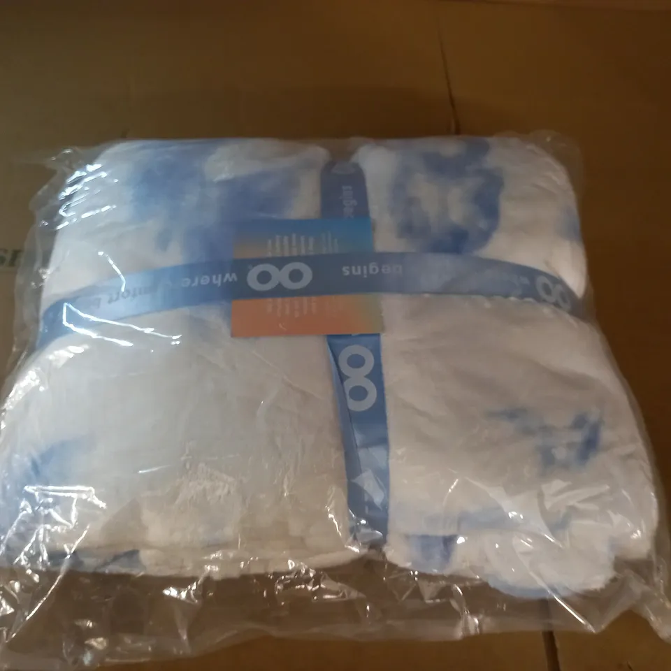 BAGGED HOODED BLANKET IN BLUE/WHITE 