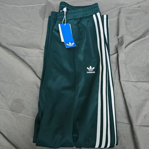 ADIDAS KD4266 CLASSIC TP TRACK PANTS – DARK GREEN WITH WHITE STRIPES (UK M)