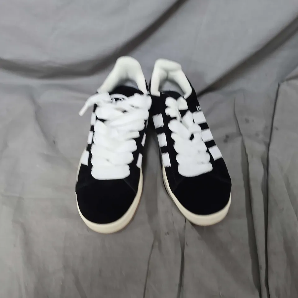 UNBOXED PAIR OF ADIDAS CAMPUS TRAINERS IN BLACK - UK 5