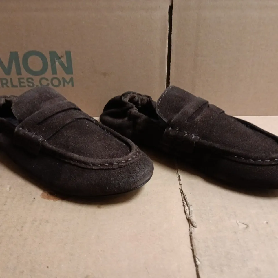 BOXED PAIR OF BDG SLAT SLIP-ON LOAFERS IN BROWN SIZE 6