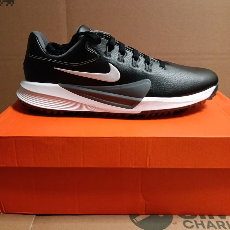 BOXED PAIR OF NIKE VICTORY PRO 4 GOLF SHOES – BLACK, UK 11