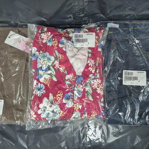BOX OF APPROXIMATELY 20 ASSORTED CLOTHING AND FASHION ITEMS IN VARIOUS STYLES, SIZES, AND COLOURS - COLLECTION ONLY