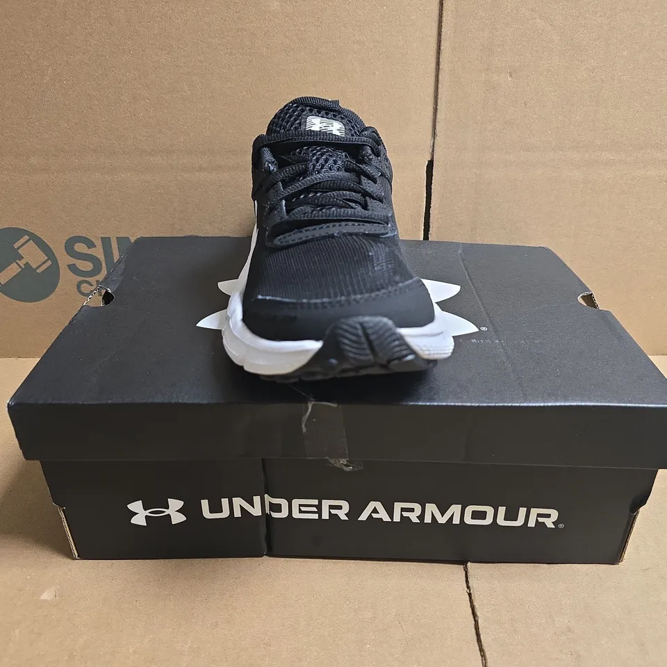 BOXED PAIR OF UNDER ARMOUR TRAINERS IN BLACK/WHITE SIZE UK 4