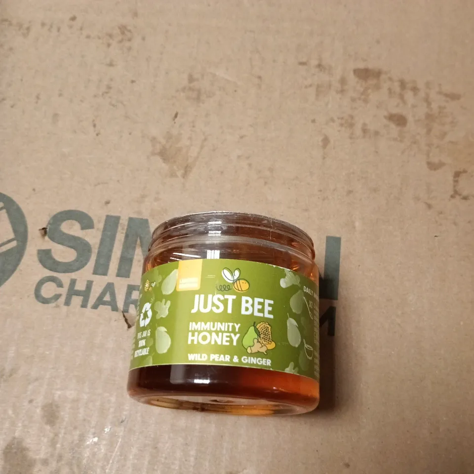 APPROXIMATELY 8 ASSORTED FOOD AND DRINK ITEMS INCLUDING JELLY TOTS , JUST BEE HONEY AND JORDANS FRUSLI RED BERRY 