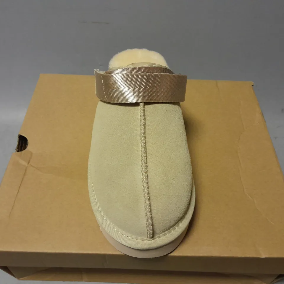 BOXED PAIR OF UGGS WOMENS SLIPPERS WITH STRAP IN NUSTARD SEED - UK 5