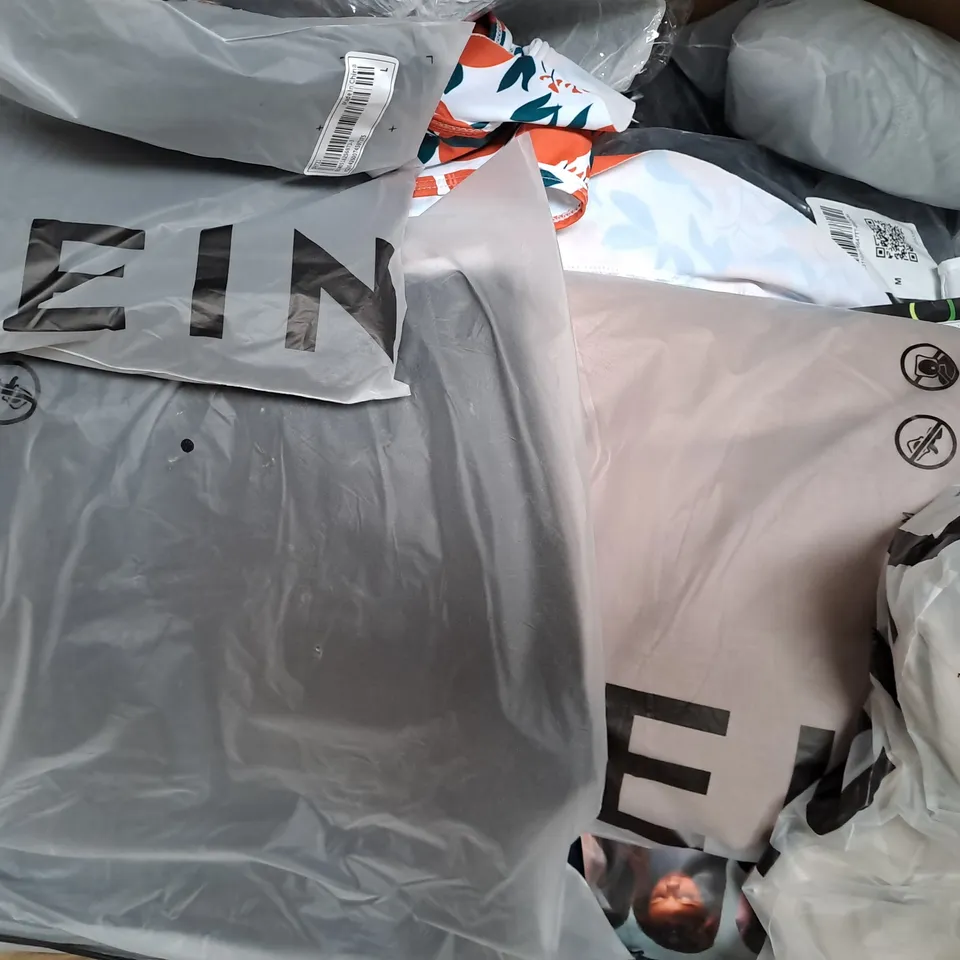 BOX OF APPROXIMATELY 20 ASSORTED CLOTHING & FASHION ITEMS IN VARIOUS STYLES AND SIZES TO INCLUDE SHEIN, NEW LOOK, ETC