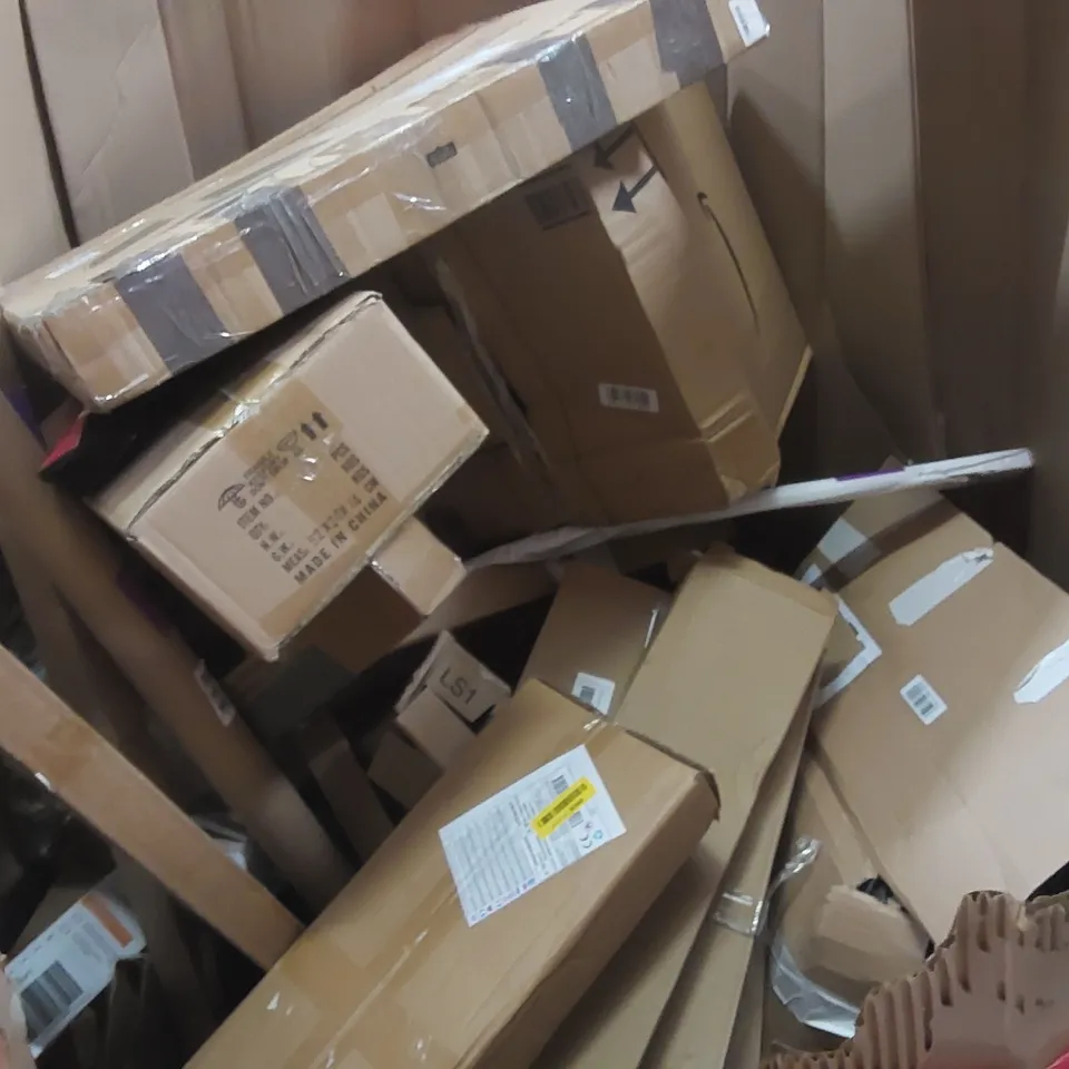PALLET OF ASSORTED ITEMS INCLUDING: UNDERSINK WATER FILTRATION, KIDS RIDE IN SUITCASE, RUG, RETRACTABLE SAFETY GATE, AIRAND LIGHT ECT