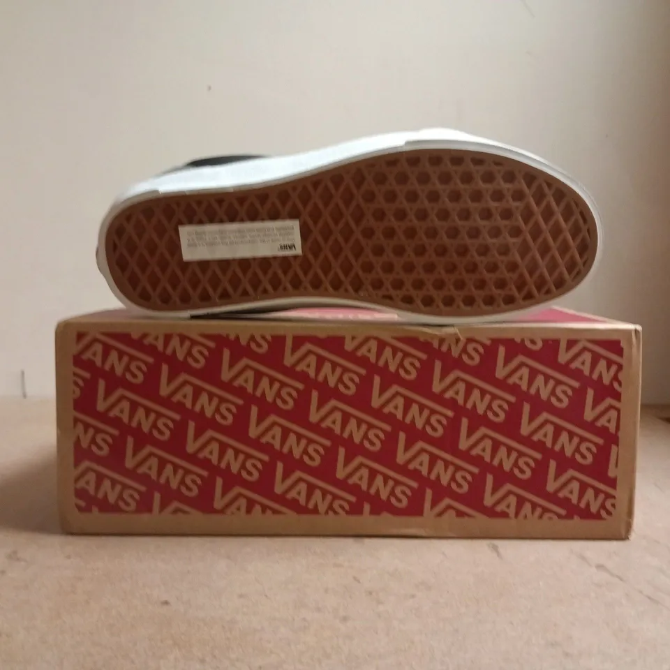 BOXED PAIR OF VANS KNU SKOOL SHOES IN SUEDE PEWTER SIZE UK 6