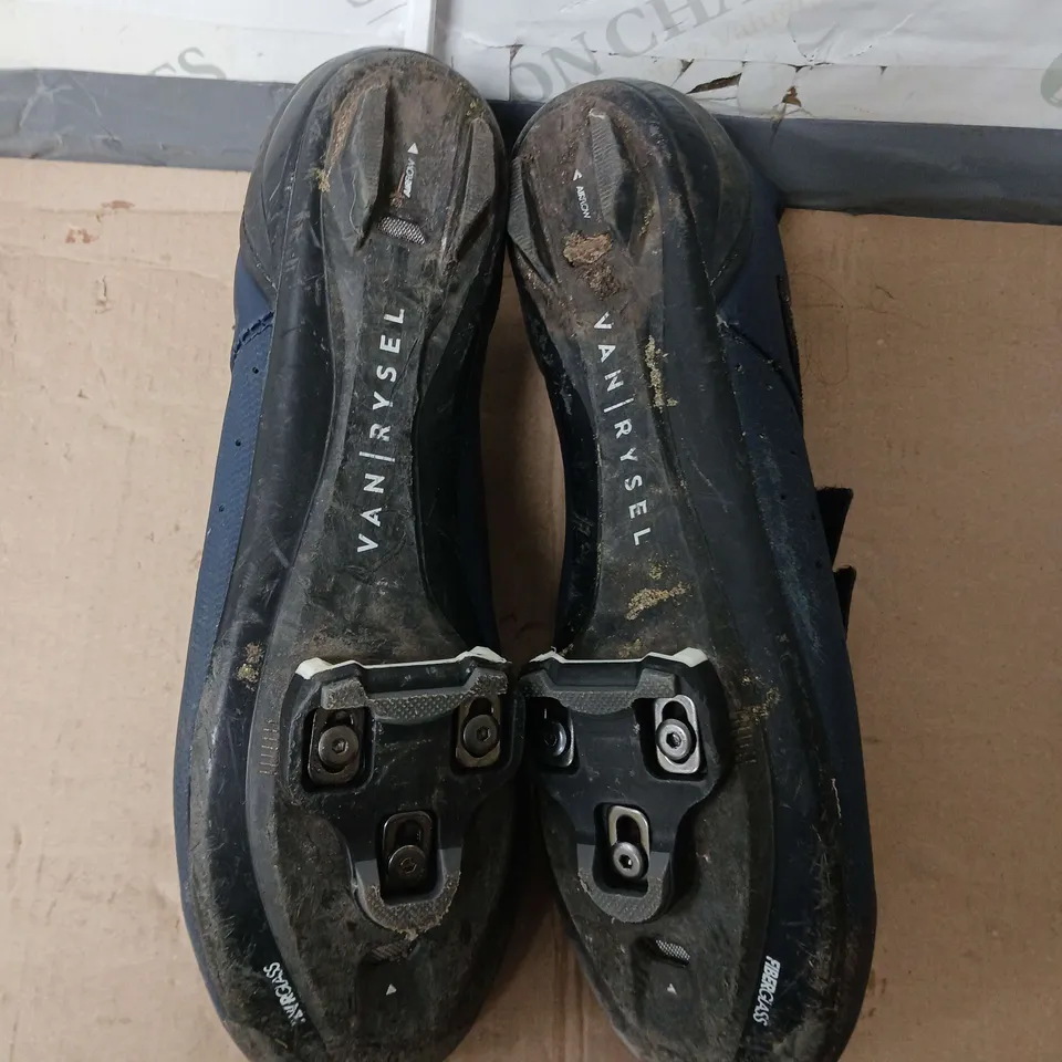 DECATHLON BIKE SHOES UNKNOW SIZE 