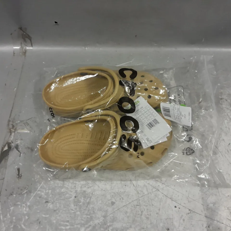 BAGGED PAIR OF CROCS CLASSIC CLOG WHEAT UK J5