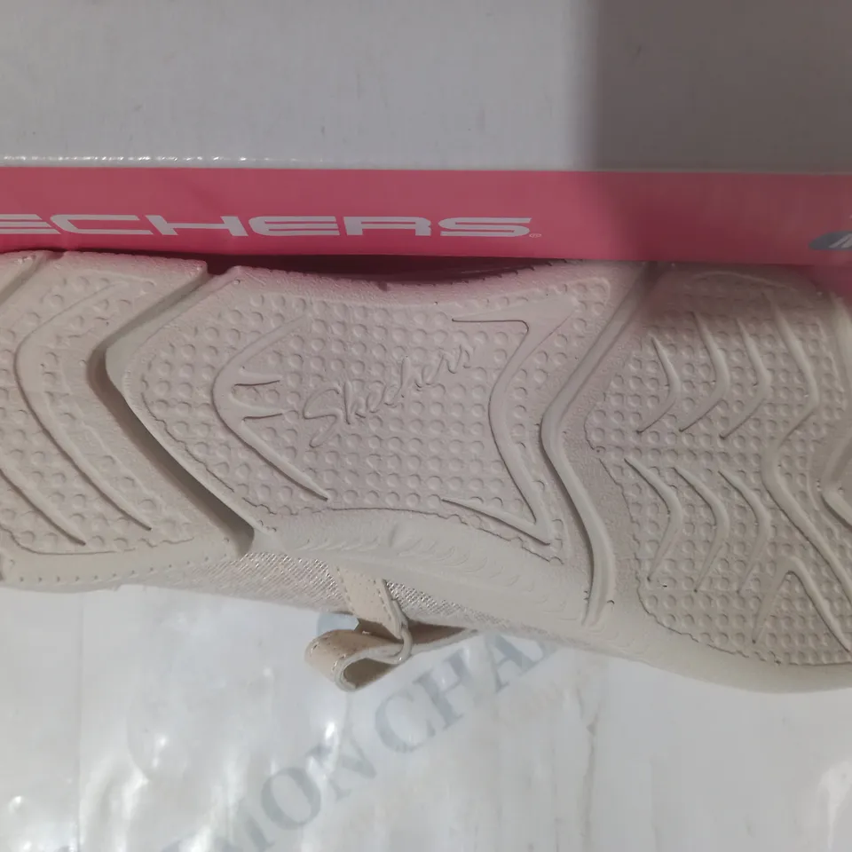 BOXED PAIR OF SKECHERS WOMEN'S SHOES IN BEIGE SIZE 7
