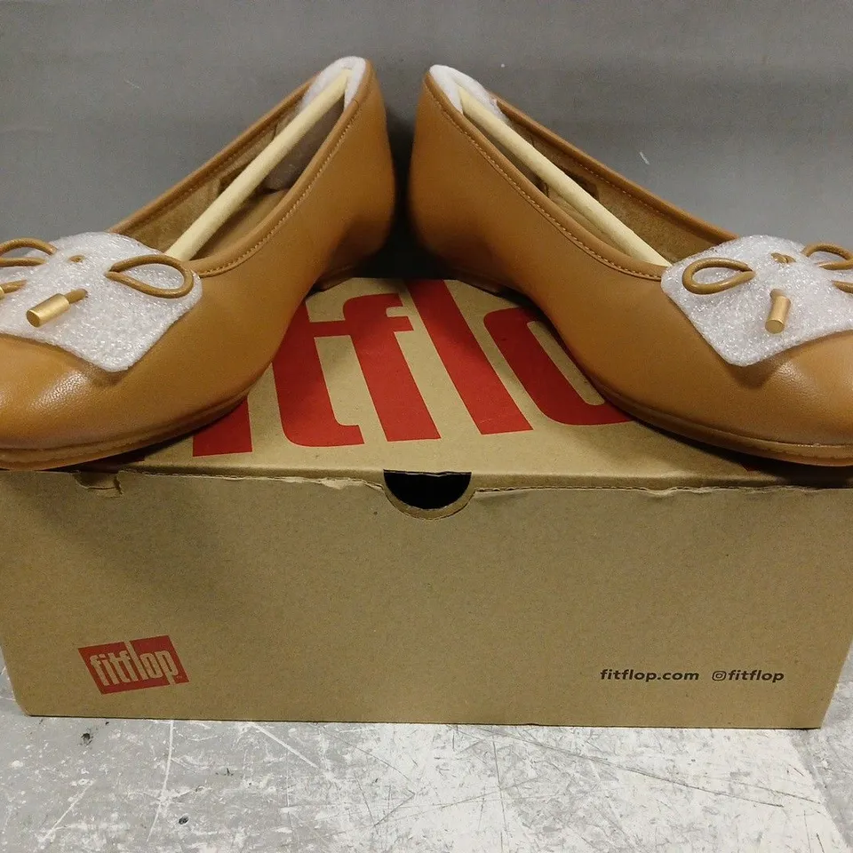 BOXED PAIR OF FITFLOP DELICATO BOW SOFT LEATHER BALLET FLATS IN DESERT TAN SIZE UK 3