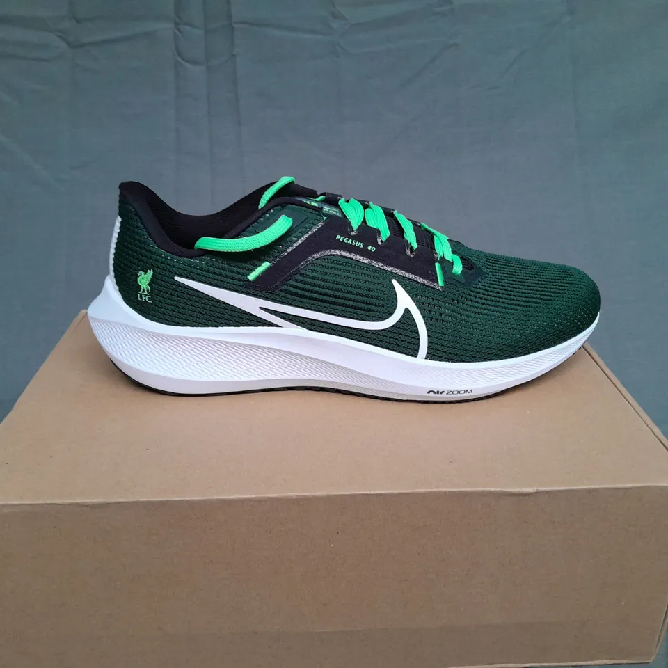 BOXED PAIR OF NIKE ZOOM PEGASUS 40 LFC SIZE UK 8 