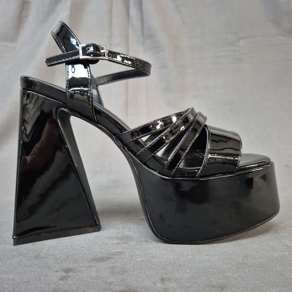 BOXED PAIR OF KOI OPEN TOE PLATFORM BLOCK HEEL SANDALS IN BLACK SIZE 4