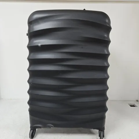 IT LUGGAGE BLACK HARDSHELL SUITCASE - MEDIUM