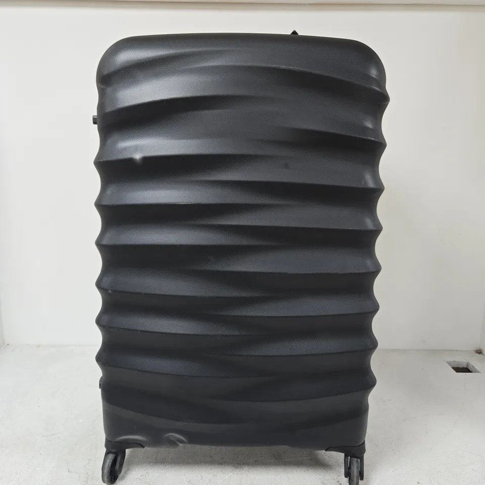 IT LUGGAGE BLACK HARDSHELL SUITCASE - MEDIUM
