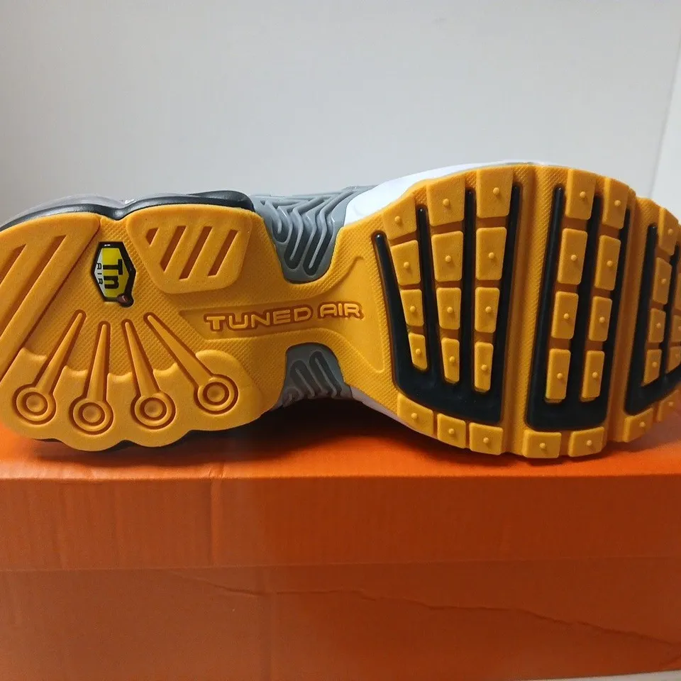 BOXED PAIR OF NIKE TUNED AIR TRAINERS – UK SIZE 5.5