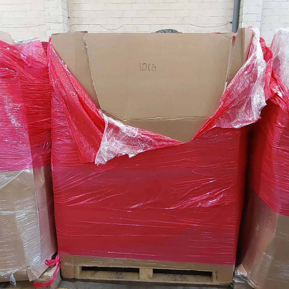 PALLET OF ASSORTED ITEMS INCLUDING: PLAYPEN, BEDDING, DOG CRATE, CORDLESS SPRING TENSION BLIND ECT
