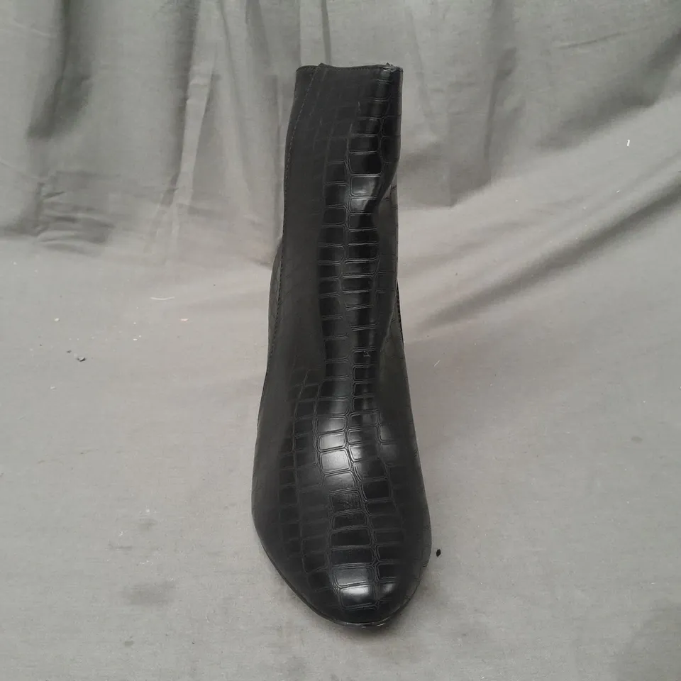 BOXED PAIR OF PRETTY LITTLE THING WIDE FIT BLOCK HEEL ANKLE BOOTS IN BLACK CROC SIZE 8