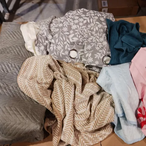 BOX OF APPROXIMATELY 15 ASSORTED HOUSEHOLD ITEMS TO INCLUDE - CURTAINS, BEDDING, AND TOWELS ETC.