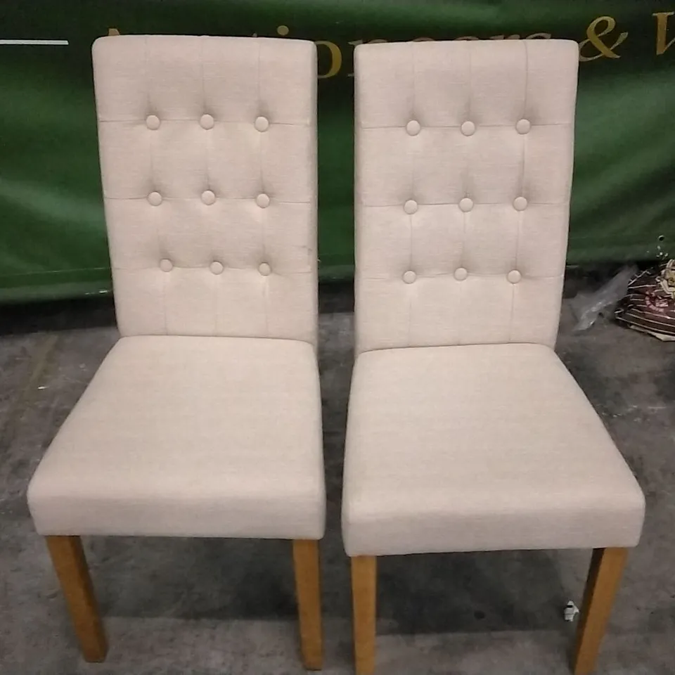 SET OF 2 BEIGE FABRIC BUTTONBACK DINING CHAIRS WITH WOODEN LEGS